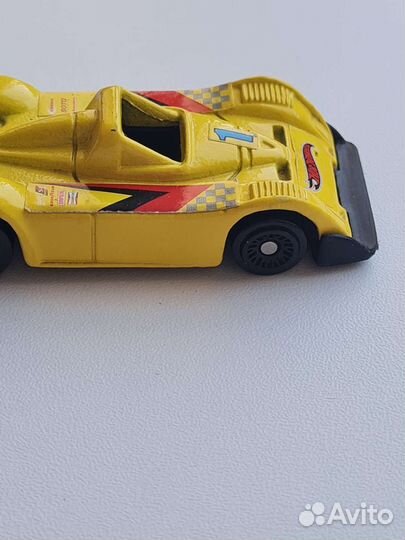 Жёлтая Hot Wheels машинка