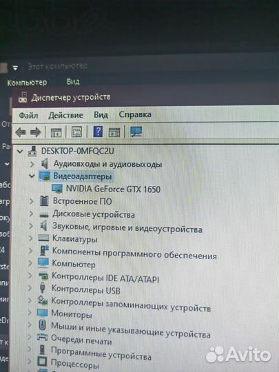 Игровой компьютер с монитором и клавиатурой
