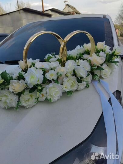 Свадебное украшение на машину