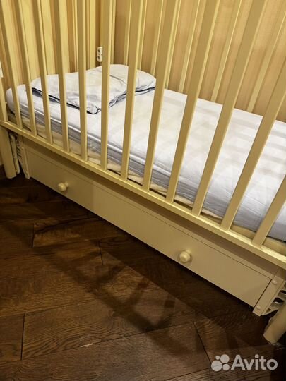 Детская кроватка с маятником и ящиком