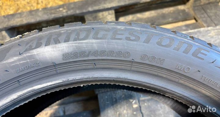 Bridgestone Blizzak LM-001 235/45 R20