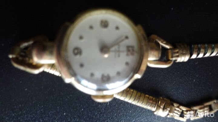 Позолоченные женские наручные часы фирмы Enicar