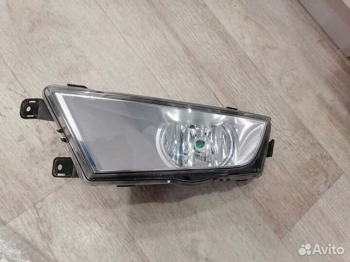 Фара противотуманная левая Skoda Octavia A7