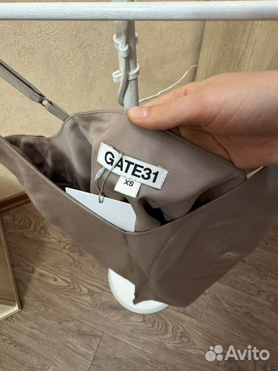 Топ с разрезом Gate31