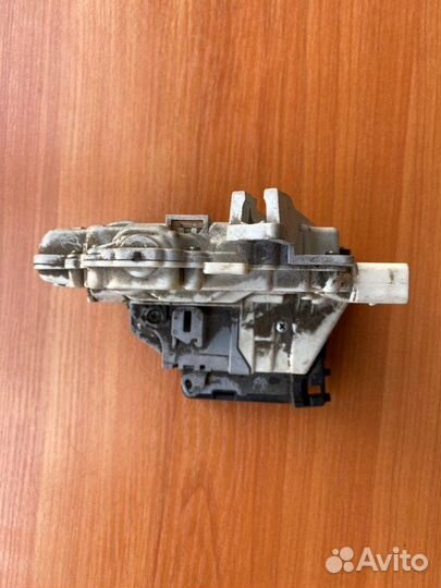 Замок двери задний правый Vw Passat B6 BLR