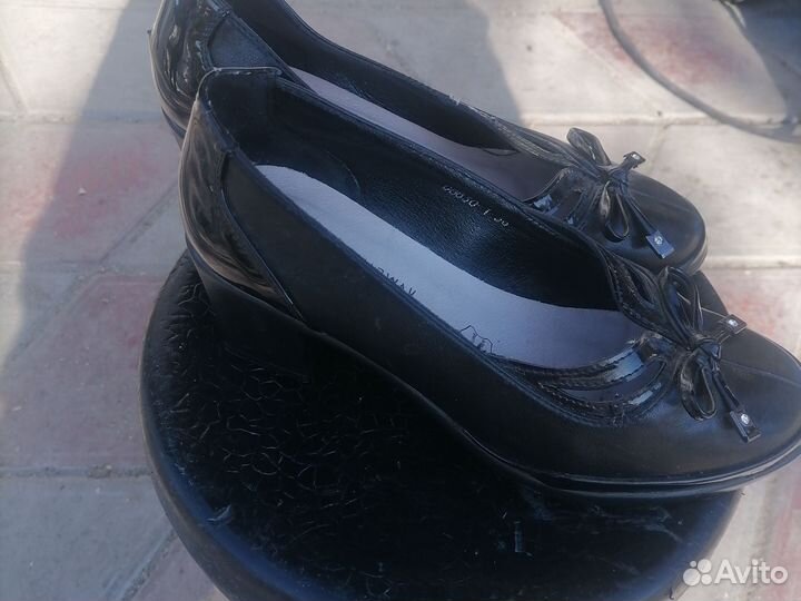 Туфли женские чёрные 36р,белые 39