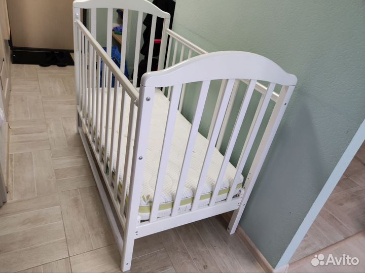 Детская кровать с маятником