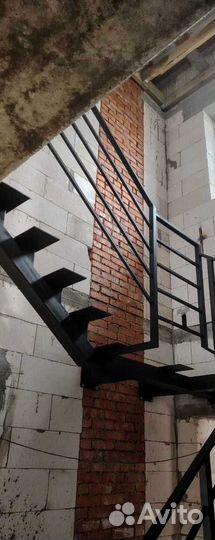 Лестница на металлокаркасе п-образная