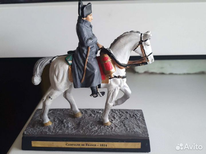 Настольная фигурка