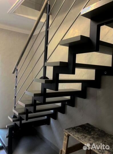 Лестница Г-образная с поворотными ступенями