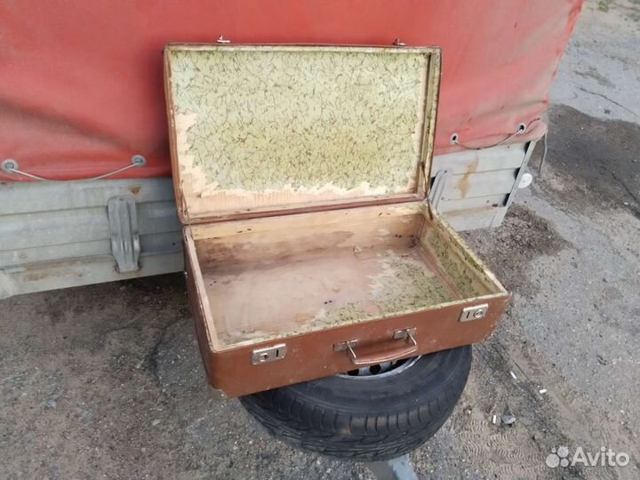 Чемодан советский фибровый