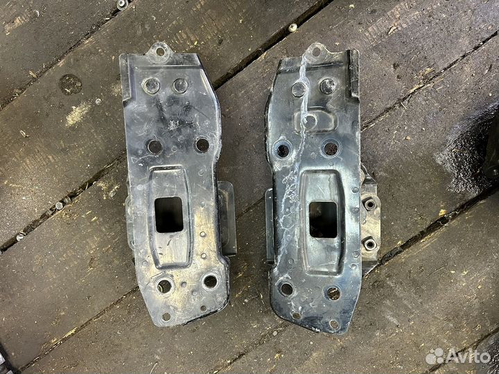 Infiniti fx35 fx45 кронштейн усилителя передний