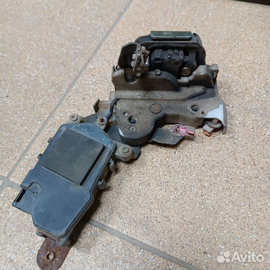 Замок двери задний Субару Легаси 2