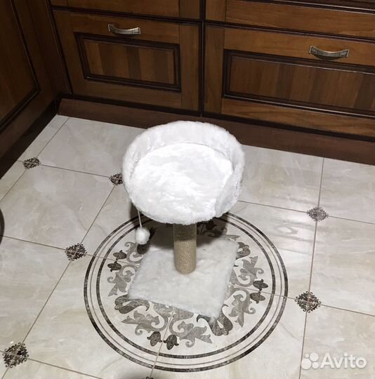 Лежанка с когтеточкой и шариком-игрушкой