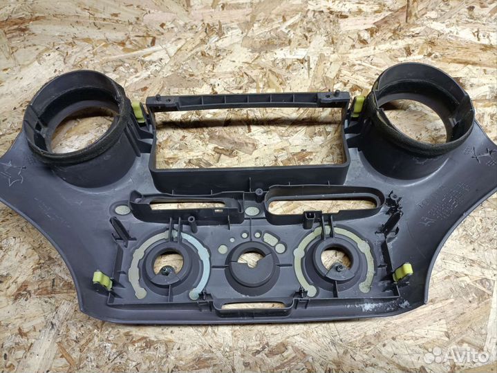 Накладка блока климата Toyota Platz SCP11 2001