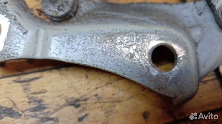 Петля капота правая Skoda Superb 2.2 2008-2015