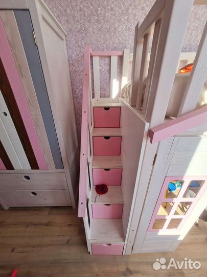 Комплект мебели в детскую комнату