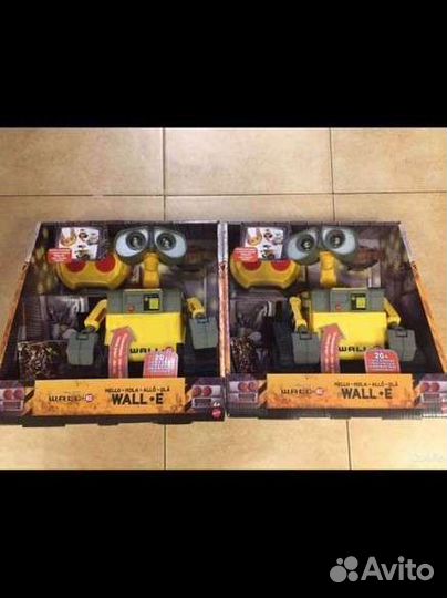 Робот Wall-e на пульте управления