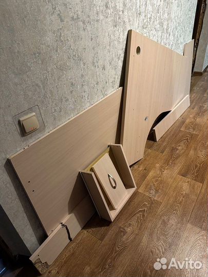 Письменный компьютерный стол, б/у, требует ремонт