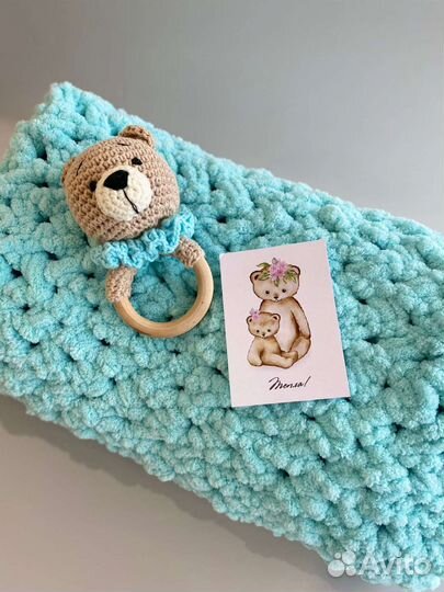 Вязанные пледы для новорожденных и погремушки