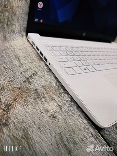 Красивый современный ноутбук HP 15.6