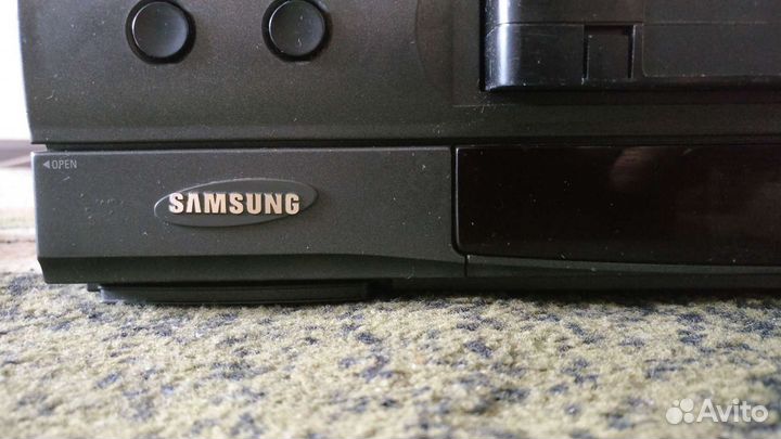 Видеомагнитофон samsung,с касетами 16 шт