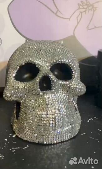 Череп в стразах
