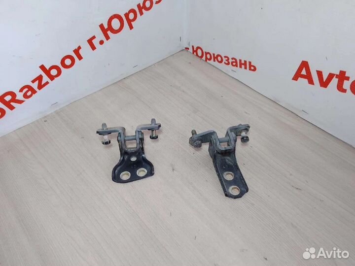 Петли задней правой двери Mitsubishi Lancer Cedia