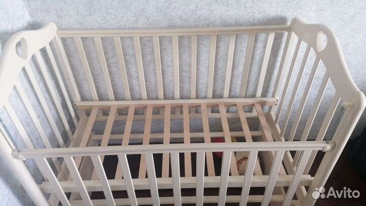 Детская кроватка с маятником