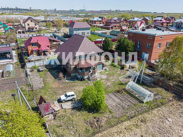 Коттедж 484,3 м² на участке 7,5 сот.