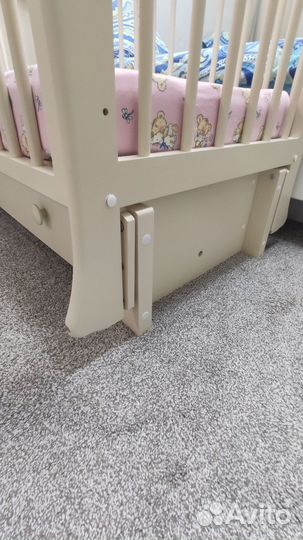 Детская кроватка с продольным маятником и ящиком