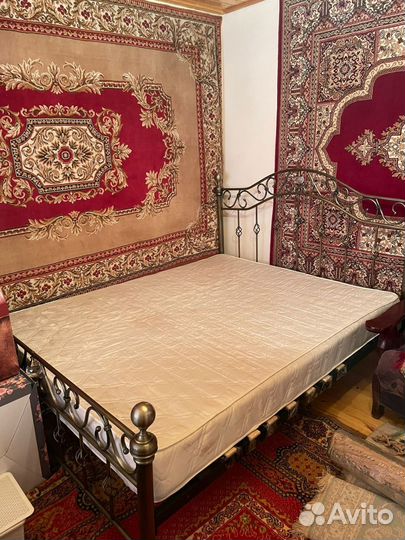 Диваны и кованая кровать