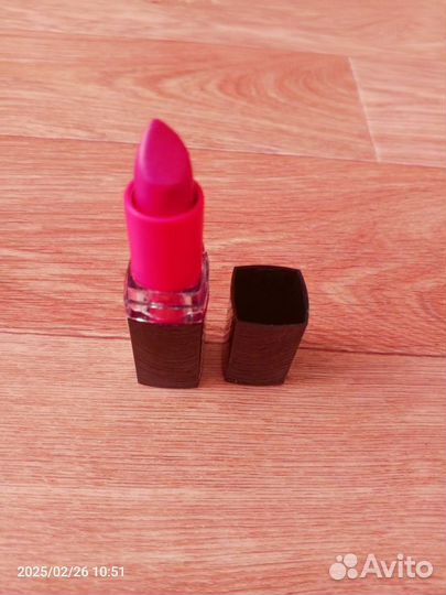 Помада почти новая