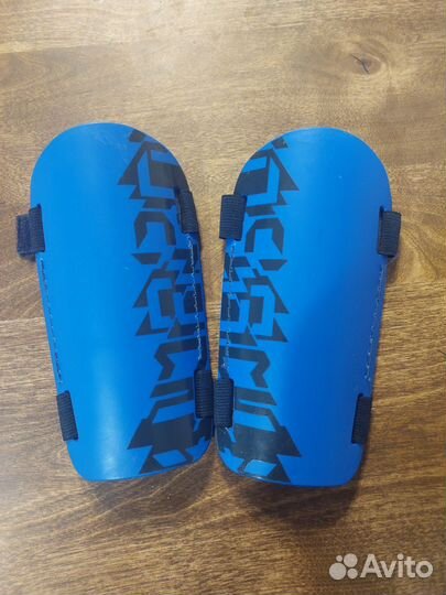 Щитки футбольные Umbro взрослые (новые)