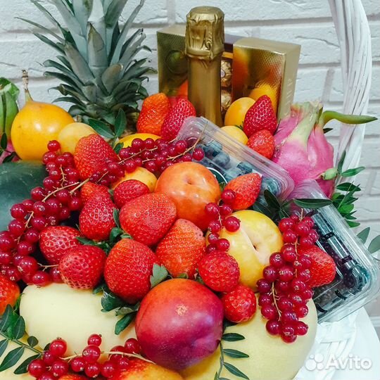 Корзина с экзотическими фруктами, подарок