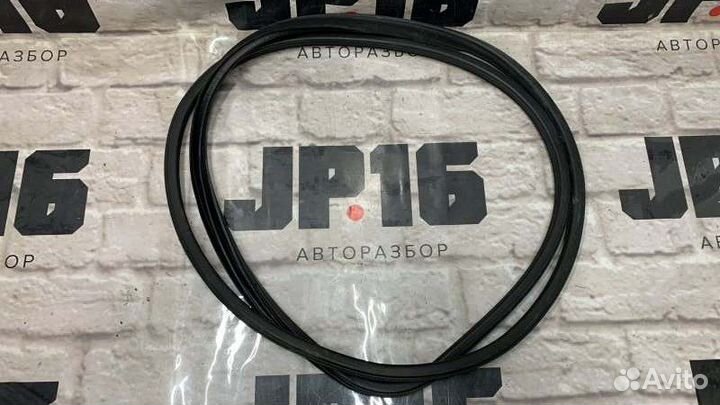 Уплотнитель двери передний правый Infiniti Fx50