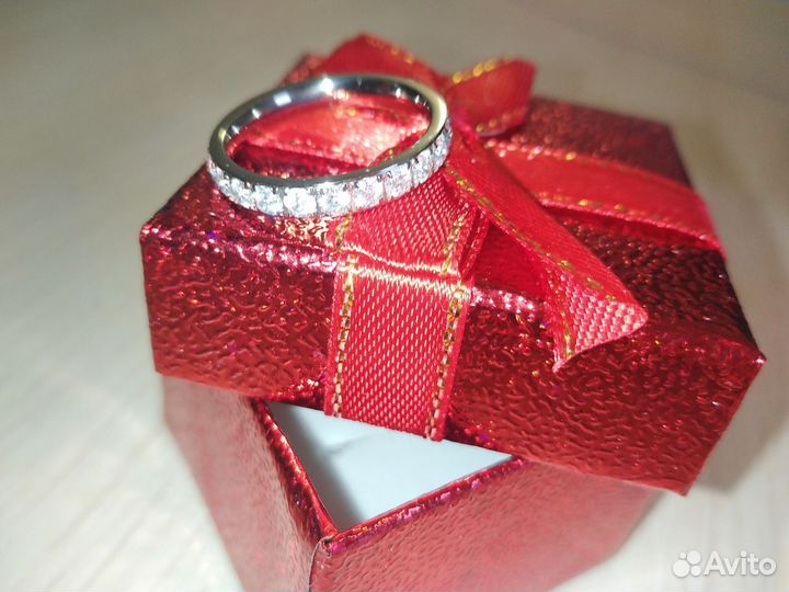 Женское кольцо из титана с фианитами