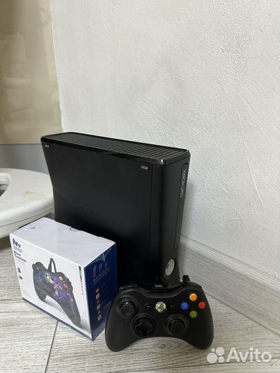 Xbox 360 freebot 500gb + 2 геймпада