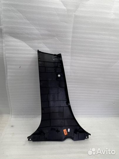 Накладка центральной стойки (внутренняя) левая