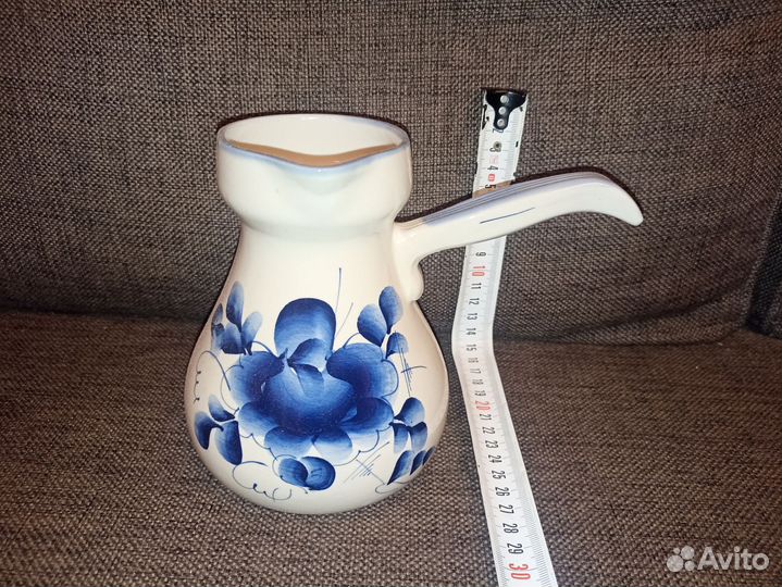 Гжель молочник, блюдце, кружка, разделочная доска