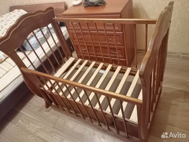 Детская кроватка с поперечным маятником