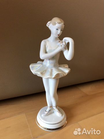 Фарфоровая статуэтка «Балерина с цветком» дфз Верб