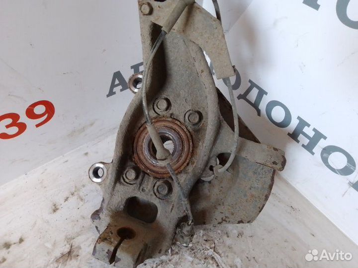 Поворотный кулак передний левый Nissan Navara D40