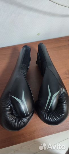 Боксерские перчатки adidas 16oz