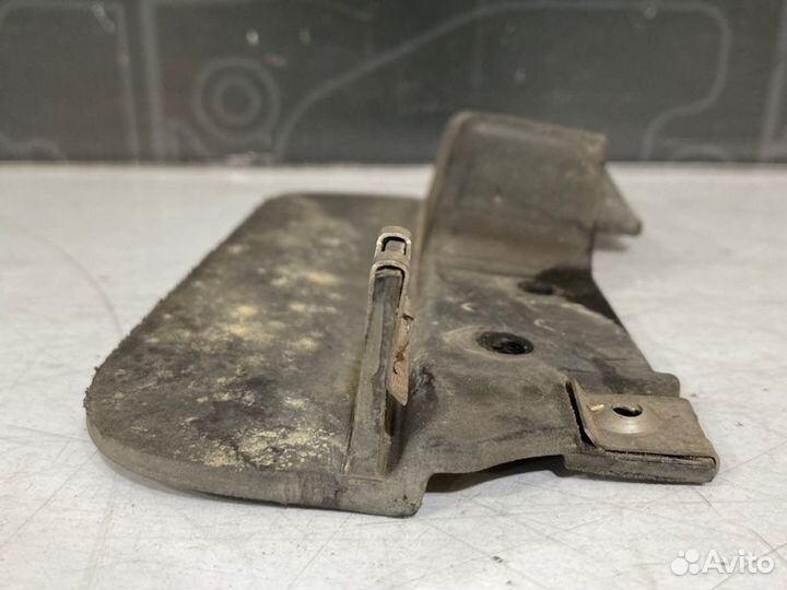 Брызговик задний правый Audi A6 C6 BDW 2005