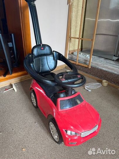 Детская машина каталка с ручкой