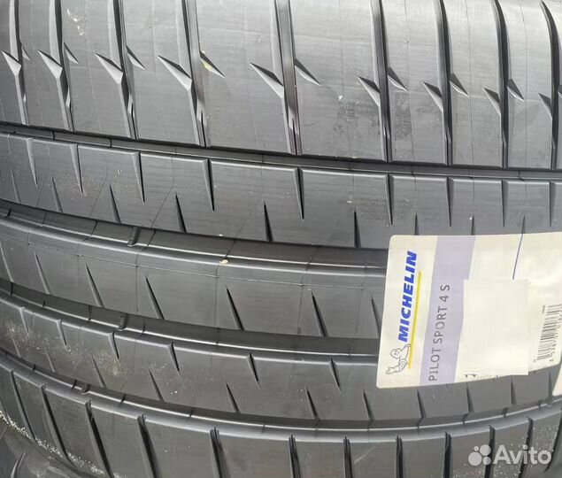 Michelin Pilot Sport 4 S 245/40 R19 и 275/35 R19