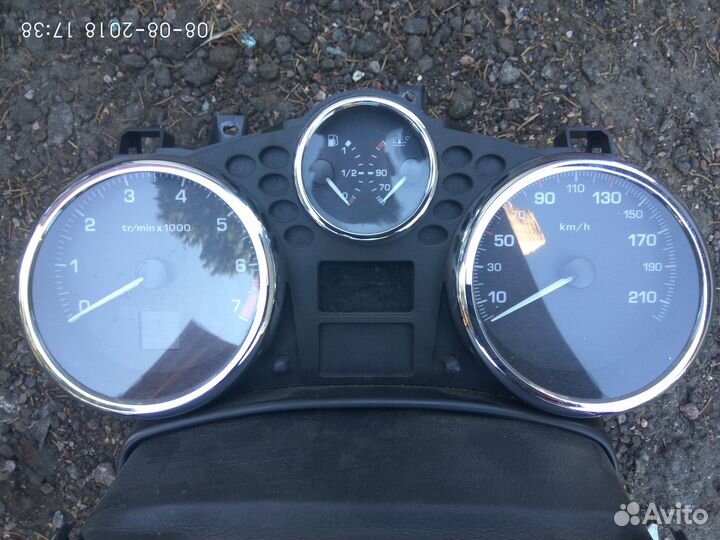 Панель приборов на Пежо 207 2009 года