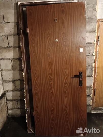 Дверь входная металлическая б/у