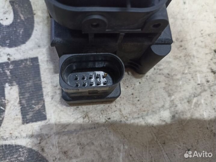 Блок клапанов пневмоподвески Audi A8 D3